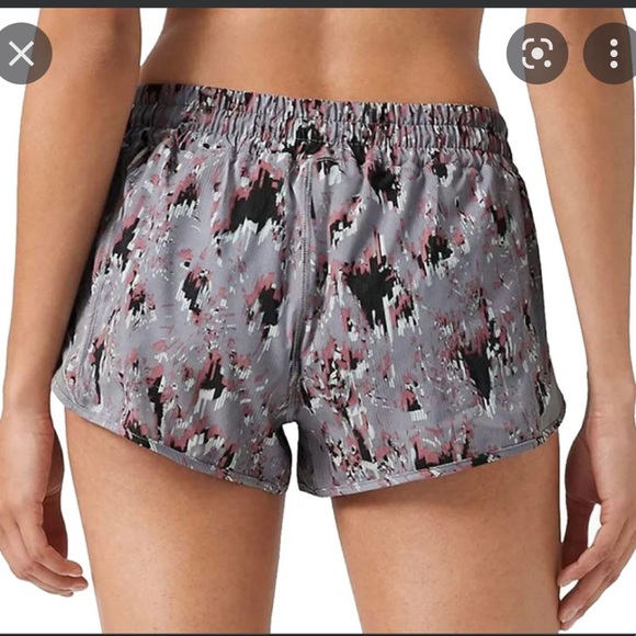 Lululemon Hotty hot short ll 2.5” floral flux grey size 4 - Picture 2 of 7